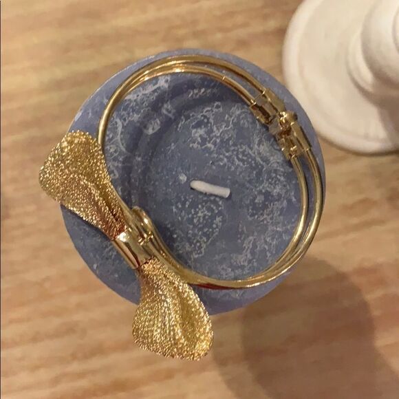 Gold Bow bracelet - Picture 3 of 3